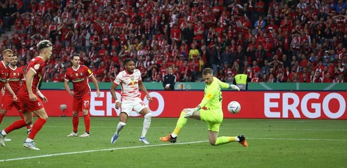 Leipzig vượt qua cảnh 2 thẻ đỏ để giành chức vô địch cúp Quốc gia Đức lần đầu tiên