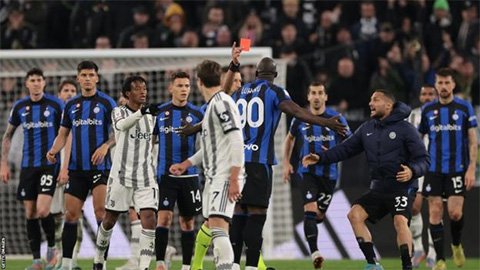 Lukaku bị đuổi khỏi sân vì chọc tức cổ động viên Juventus