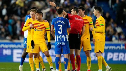 Xavi phản ứng gay gắt khi Roque nhận thẻ đỏ